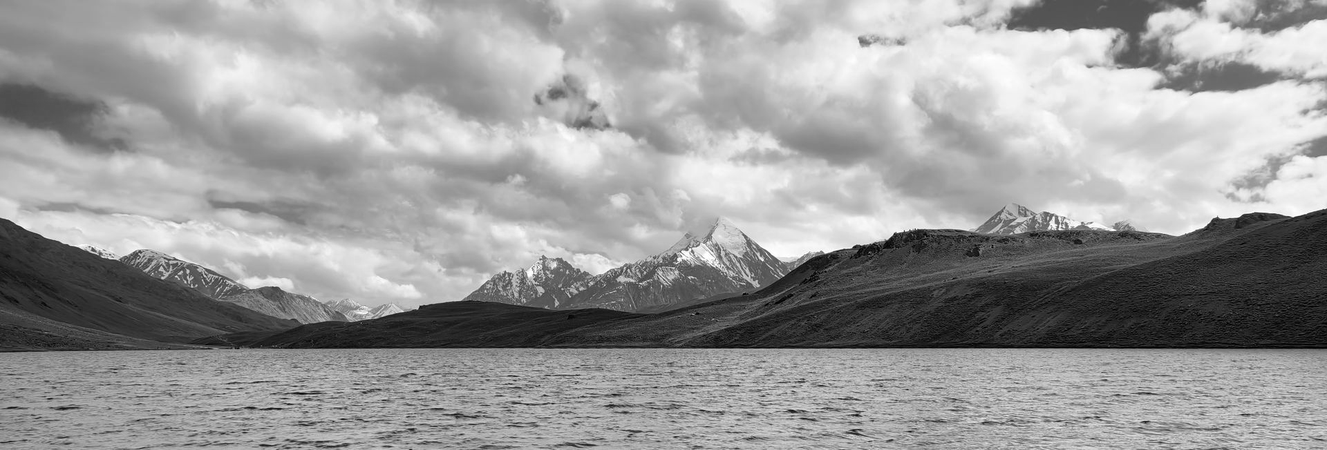 The stunning Chandrataal Lake mirrors the towering, snow-capped peaks of the Himalayas. A breathtaking moment of stillness and high-altitude beauty.