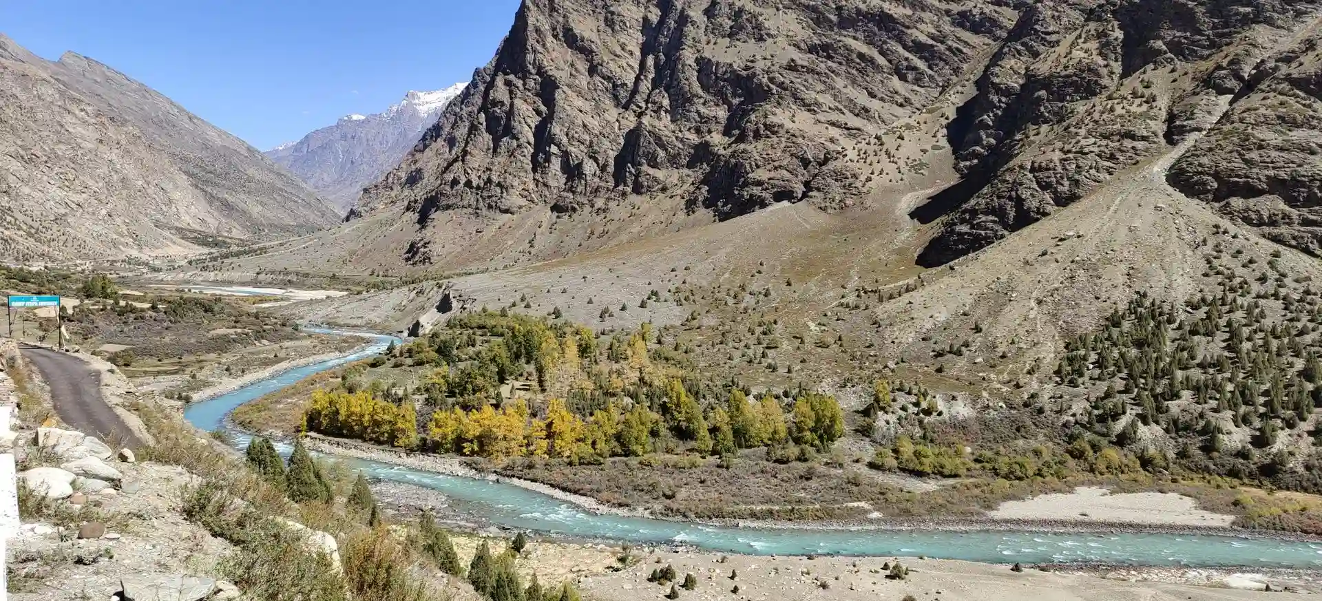 As autumn begins, the river near Jispa flows under a brilliant blue sky, reflecting the changing seasons in the Himalayas. A perfect blend of nature’s tranquility and vibrant seasonal hues. Explore more at www.thefstoplife.com