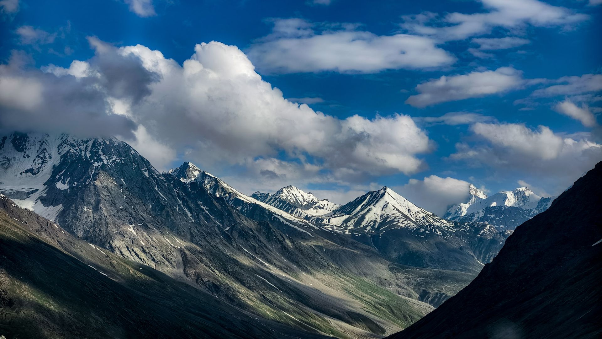Barren mountains and open skies in Spiti Valley, Himachal Pradesh, captured in the high-altitude Himalayan landscape.